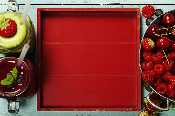 포토 JPG 해외이미지 음료 딸기 잔 쟁반 실내 사람없음 체리 산딸기 스무디 민트색배경 해외202004 해외포토 식기 백그라운드 과일 내부 민트색 파일형식