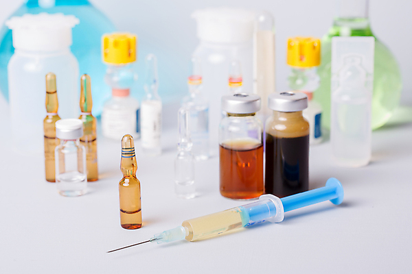 포토 JPG 해외이미지 의학 실내 주사기 사람없음 아웃포커스 약 다양 약병 흰배경 주사약 둥근플라스크 앰플 바이알 해외202105 해외포토 다수 백그라운드 의료기기 촬영기법 내부 흰색 의료용품 플라스크 병_담는 파일형식