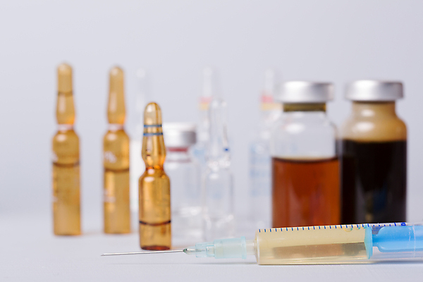 포토 JPG 해외이미지 의학 실내 주사기 사람없음 아웃포커스 약 다양 흰배경 주사약 앰플 바이알 해외202105 해외포토 다수 백그라운드 의료기기 촬영기법 내부 흰색 의료용품 파일형식