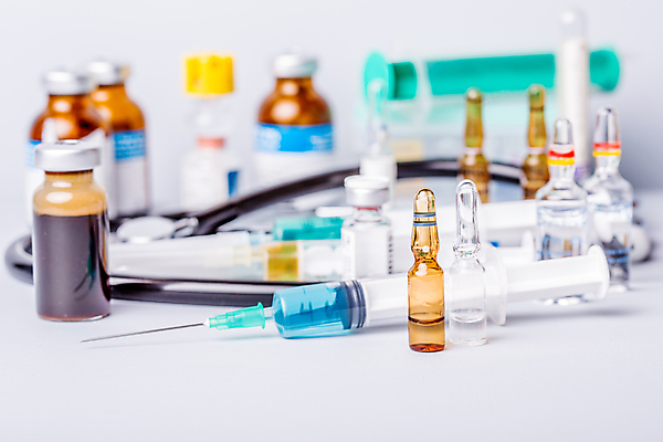 포토 JPG 해외이미지 의학 청진기 실내 주사기 사람없음 아웃포커스 약 다양 흰배경 주사약 앰플 바이알 해외202105 해외포토 다수 백그라운드 의료기기 촬영기법 내부 흰색 의료용품 파일형식