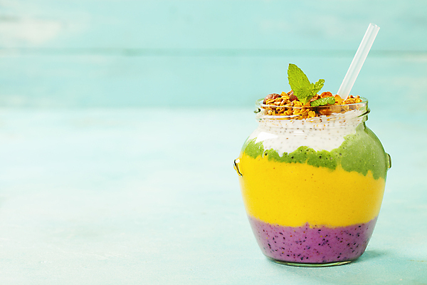 포토 JPG 해외이미지 음료 잔 실내 빨대 사람없음 혼합 스무디 민트색배경 해외202004 해외포토 식기 백그라운드 내부 민트색 파일형식