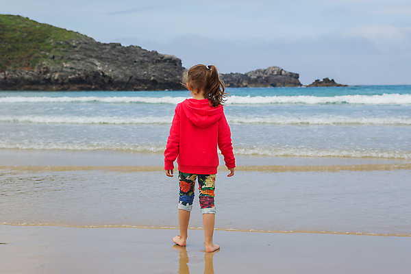 포토 JPG 해외이미지 백인 1 행복 어린이 모래 파도 바다 맨발 놀이 휴가 건강 한명 미소 사람 야외 물 여름 청춘 기쁨 흰색 스페인 혼자 해외202105 해외포토 자연요소 서양인 계절 감정 유럽 컬러 컨셉 발 표정 파일형식
