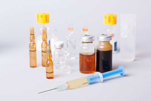 포토 JPG 해외이미지 의학 실내 주사기 사람없음 아웃포커스 약 다양 약병 흰배경 주사약 앰플 바이알 해외202105 해외포토 다수 백그라운드 의료기기 촬영기법 내부 흰색 의료용품 병_담는 파일형식