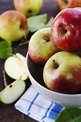 포토 JPG 해외이미지 그릇 실내 사람없음 아웃포커스 식탁보 신선 사과 담기 사과조각 해외202004 해외포토 식기 과일 모션 촬영기법 내부 파일형식