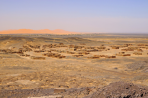 포토 JPG 해외이미지 전통 문화 벽 여행 건축양식 아프리카 벽돌 산 건조 파노라마 풍경 사람없음 건물 마을 탑 궁전 사막 바위 시골 성 중세 역사 재산 이슬람교 땅 폐허 타운 밀짚 모로코 사하라 강화 메디나 옛날 오아시스 왕국 지도책 지질학 해외202105 해외포토 건축물 교육 건축 나라 종교 고건축 촬영기법 책 금융 돌_바위 도시 짚 파일형식