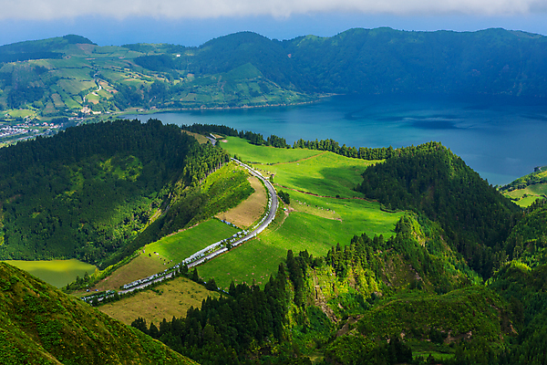 포토 JPG 해외이미지 나무 식물 구름 공원 유럽 호수 섬 자연 하늘 산 풍경 사람없음 야외 계곡 전원 도시 숲 포르투갈 언덕 해외202105 해외포토 자연요소 공공시설 나라 전기에너지 생태계 파일형식