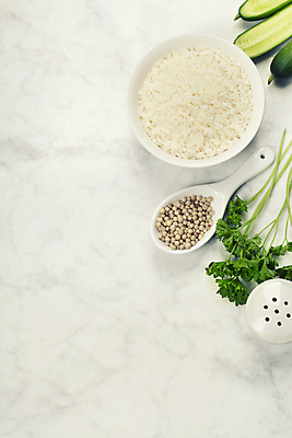 포토 JPG 해외이미지 그릇 밥 오이 실내 파슬리 사람없음 하이앵글 숟가락 흰배경 담기 건강식 소금통 카피스페이스 해외202004 해외포토 식기 음식 뷰포인트 백그라운드 채소 모션 수저 내부 공백 흰색 파일형식