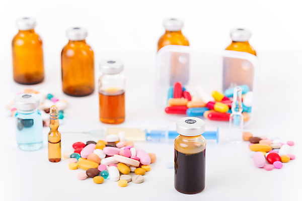 포토 JPG 해외이미지 의학 실내 주사기 사람없음 아웃포커스 알약 약 다양 흰배경 주사약 앰플 바이알 해외202105 해외포토 다수 백그라운드 의료기기 촬영기법 내부 흰색 의료용품 파일형식