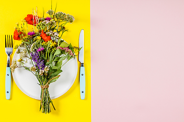 포토 JPG 해외이미지 접시 꽃다발 포크 실내 사람없음 들꽃 나이프 노끈 노란배경 카피스페이스 분홍색배경 해외202004 해외포토 식기 꽃 줄 분홍색 백그라운드 내부 노란색 공백 칼 파일형식