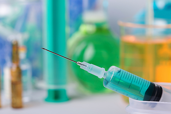 포토 JPG 해외이미지 의학 실내 주사기 근접촬영 사람없음 아웃포커스 약 다양 흰배경 비커 주사약 둥근플라스크 앰플 해외202105 해외포토 뷰포인트 다수 백그라운드 의료기기 촬영기법 실험기구 내부 흰색 플라스크 파일형식