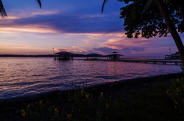 포토 JPG 해외이미지 나무 구름 실루엣 바다 섬 여행 하늘 휴가 사람없음 야외 여름 항구 일몰 저녁 태평양 카리브해 파나마 수평선 해외202105 해외포토 자연요소 식물 계절 교통시설 촬영기법 노을 남아메리카 야간 파일형식