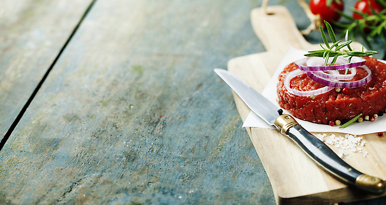 포토 JPG 해외이미지 방울토마토 실내 사람없음 햄버거 나이프 소금 패티 로즈메리 나무도마 나무탁자 적양파 통후추 카피스페이스 종이호일 해외202004 해외포토 식기 토마토 탁자 양파 도마 패스트푸드 내부 목재 공백 칼 허브 후추 파일형식