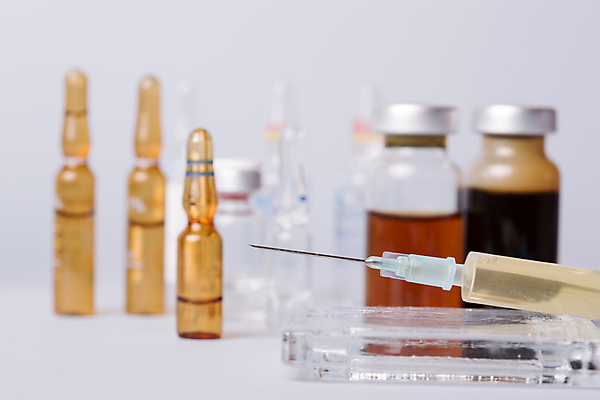 포토 JPG 해외이미지 의학 실내 주사기 근접촬영 사람없음 아웃포커스 약 다양 흰배경 주사약 앰플 바이알 해외202105 해외포토 뷰포인트 다수 백그라운드 의료기기 촬영기법 내부 흰색 의료용품 파일형식