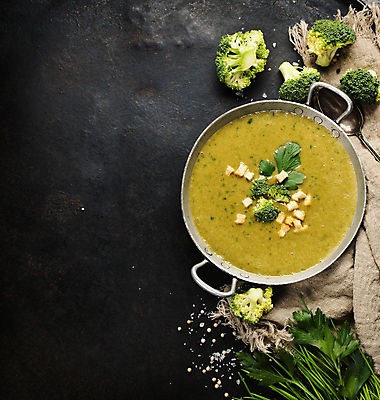 포토 JPG 해외이미지 그릇 검은배경 실내 사람없음 하이앵글 수프 브로콜리 야채수프 크루통 카피스페이스 해외202004 해외포토 식기 빵 뷰포인트 백그라운드 채소 내부 검은색 공백 파일형식