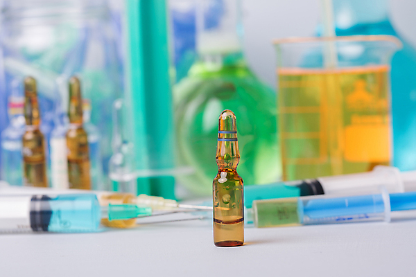 포토 JPG 해외이미지 의학 실내 주사기 사람없음 아웃포커스 약 다양 흰배경 비커 주사약 둥근플라스크 앰플 해외202105 해외포토 다수 백그라운드 의료기기 촬영기법 실험기구 내부 흰색 플라스크 파일형식