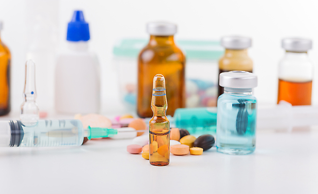 포토 JPG 해외이미지 의학 실내 주사기 사람없음 아웃포커스 알약 약 다양 약병 흰배경 주사약 앰플 바이알 해외202105 해외포토 다수 백그라운드 의료기기 촬영기법 내부 흰색 의료용품 병_담는 파일형식