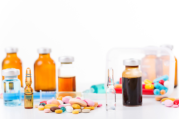 포토 JPG 해외이미지 의학 실내 주사기 사람없음 아웃포커스 알약 약 다양 흰배경 주사약 앰플 바이알 해외202105 해외포토 다수 백그라운드 의료기기 촬영기법 내부 흰색 의료용품 파일형식