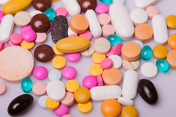 포토 JPG 해외이미지 의학 실내 사람없음 알약 다양 흰배경 해외202105 해외포토 다수 백그라운드 내부 약 흰색 파일형식