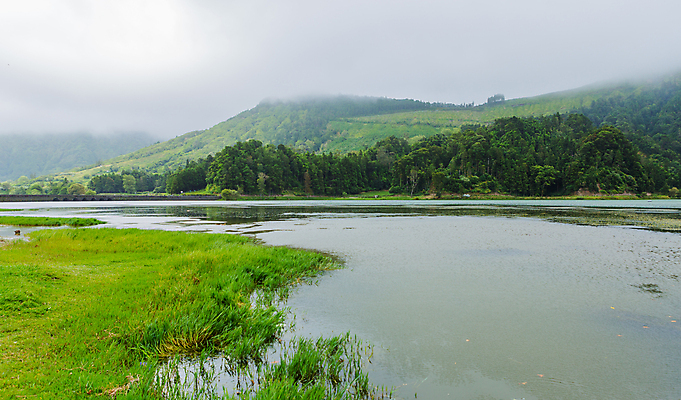 포토 JPG 해외이미지 나무 식물 구름 공원 유럽 호수 섬 자연 하늘 산 풍경 사람없음 야외 계곡 전원 도시 숲 포르투갈 언덕 해외202105 해외포토 자연요소 공공시설 나라 전기에너지 생태계 파일형식