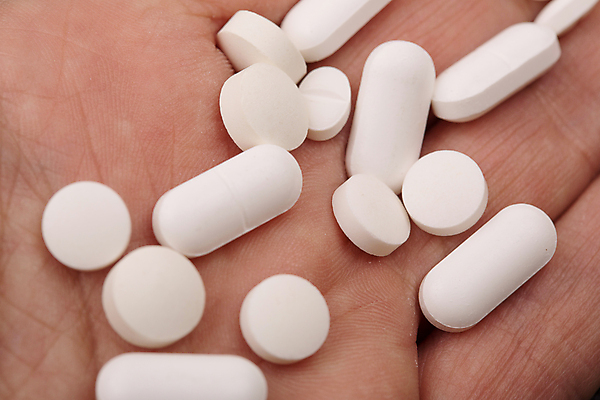 포토 JPG 해외이미지 손 의학 손바닥 들기 신체부위 알약 해외202105 해외포토 모션 사람 약 파일형식