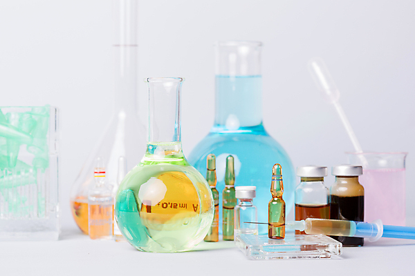 포토 JPG 해외이미지 의학 실내 주사기 사람없음 아웃포커스 약 다양 흰배경 비커 주사약 둥근플라스크 앰플 바이알 해외202105 해외포토 다수 백그라운드 의료기기 촬영기법 실험기구 내부 흰색 의료용품 플라스크 파일형식