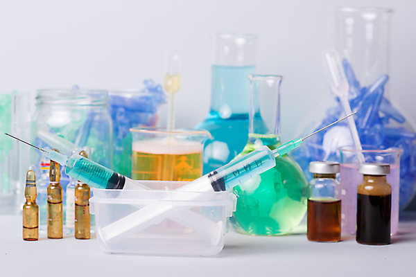 포토 JPG 해외이미지 의학 실내 주사기 사람없음 아웃포커스 약 다양 흰배경 비커 주사약 둥근플라스크 앰플 바이알 해외202105 해외포토 다수 백그라운드 의료기기 촬영기법 실험기구 내부 흰색 의료용품 플라스크 파일형식