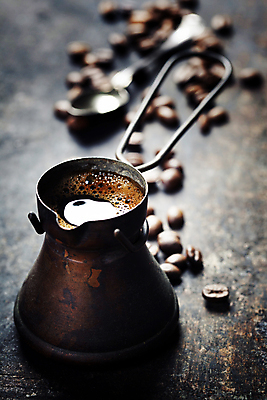 포토 JPG 해외이미지 커피 검은배경 실내 사람없음 아웃포커스 원두 커피포트 터키문화 해외202004 튀르키예 해외포토 동양문화 아시아 음료 외국문화 백그라운드 주전자 촬영기법 내부 검은색 파일형식