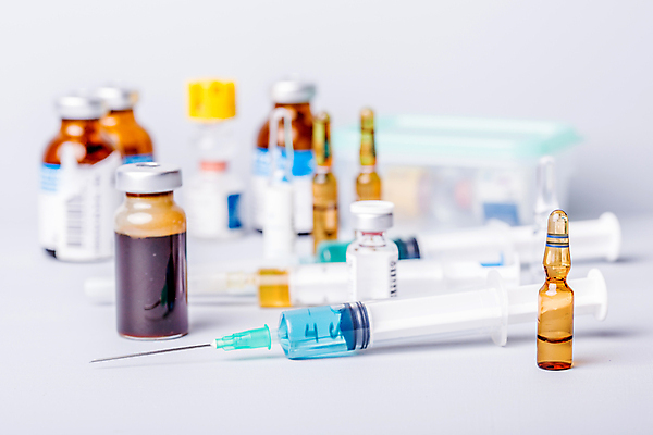 포토 JPG 해외이미지 의학 실내 주사기 사람없음 아웃포커스 약 다양 약병 흰배경 주사약 앰플 바이알 해외202105 해외포토 다수 백그라운드 의료기기 촬영기법 내부 흰색 의료용품 병_담는 파일형식