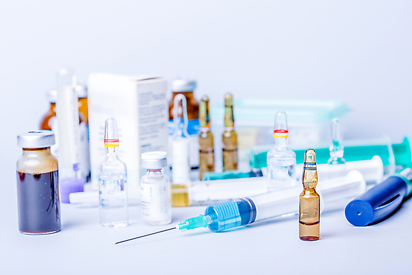 포토 JPG 해외이미지 의학 실내 주사기 사람없음 약 펜 다양 약병 흰배경 주사약 앰플 바이알 해외202105 해외포토 다수 백그라운드 의료기기 내부 필기구 흰색 의료용품 병_담는 파일형식