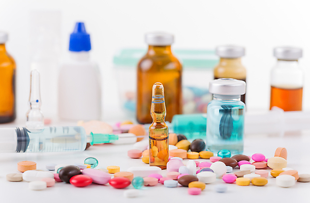 포토 JPG 해외이미지 의학 실내 주사기 사람없음 아웃포커스 알약 약 다양 흰배경 주사약 앰플 바이알 해외202105 해외포토 다수 백그라운드 의료기기 촬영기법 내부 흰색 의료용품 파일형식