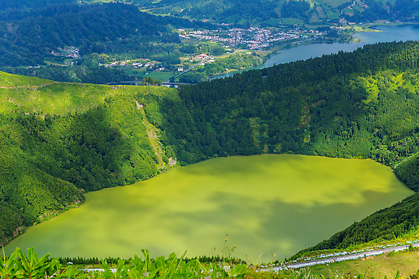 포토 JPG 해외이미지 나무 식물 구름 공원 유럽 호수 섬 자연 하늘 산 풍경 사람없음 야외 계곡 전원 도시 숲 포르투갈 언덕 해외202105 해외포토 자연요소 공공시설 나라 전기에너지 생태계 파일형식