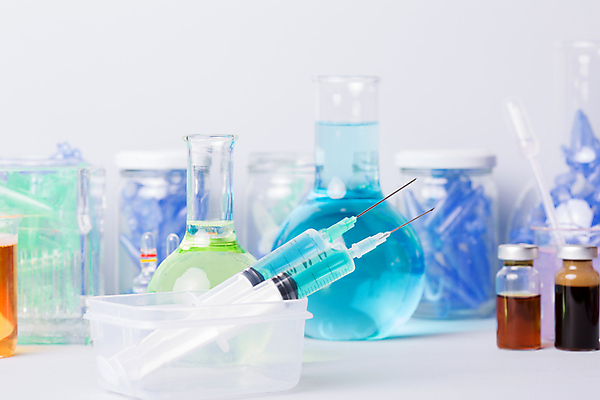 포토 JPG 해외이미지 의학 실내 주사기 사람없음 아웃포커스 약 다양 흰배경 비커 주사약 둥근플라스크 앰플 바이알 해외202105 해외포토 다수 백그라운드 의료기기 촬영기법 실험기구 내부 흰색 의료용품 플라스크 파일형식