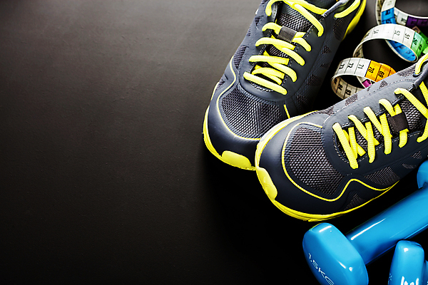 포토 JPG 해외이미지 운동화 다이어트 검은배경 줄자 사람없음 아령 오브젝트 해외202004 해외포토 백그라운드 신발 자 건강 검은색 파일형식