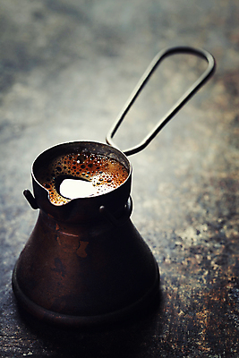 포토 JPG 해외이미지 커피 검은배경 실내 사람없음 커피포트 터키문화 해외202004 튀르키예 해외포토 동양문화 아시아 음료 외국문화 백그라운드 주전자 내부 검은색 파일형식