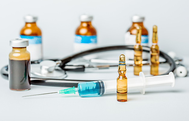 포토 JPG 해외이미지 의학 청진기 실내 주사기 사람없음 아웃포커스 약 다양 흰배경 주사약 앰플 바이알 해외202105 해외포토 다수 백그라운드 의료기기 촬영기법 내부 흰색 의료용품 파일형식