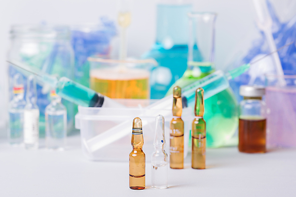 포토 JPG 해외이미지 의학 실내 주사기 사람없음 약 다양 흰배경 비커 주사약 둥근플라스크 앰플 바이알 해외202105 해외포토 다수 백그라운드 의료기기 실험기구 내부 흰색 의료용품 플라스크 파일형식