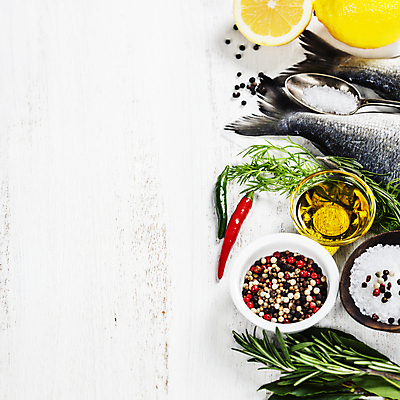 포토 JPG 해외이미지 그릇 식재료 고추 실내 어류 사람없음 하이앵글 숟가락 올리브오일 레몬 해산물 흰배경 소금 종지 후추 로즈메리 나무그릇 황새치 카피스페이스 해외202004 해외포토 식기 뷰포인트 백그라운드 채소 과일 수저 내부 목재 수중동물 공백 흰색 기름_음식 허브 향신료 파일형식 새치