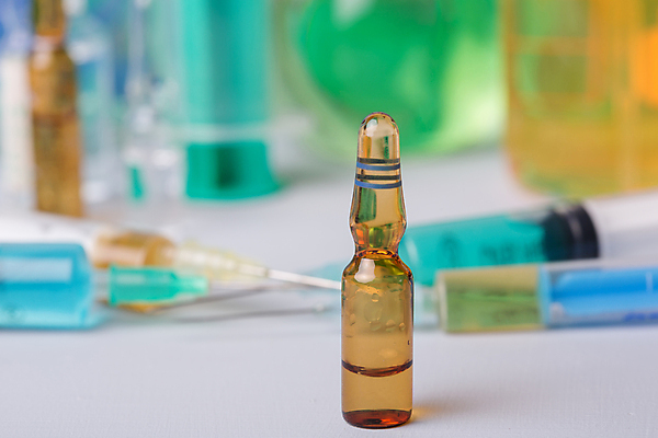 포토 JPG 해외이미지 의학 실내 주사기 사람없음 아웃포커스 약 다양 흰배경 주사약 둥근플라스크 앰플 해외202105 해외포토 다수 백그라운드 의료기기 촬영기법 내부 흰색 플라스크 파일형식