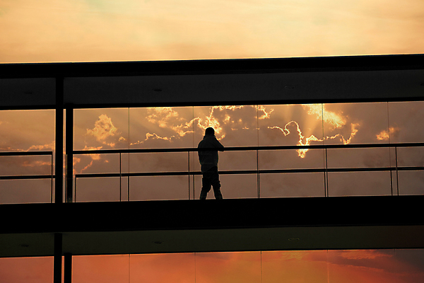 포토 JPG 해외이미지 무료이미지 직업 남자 실루엣 여행 백그라운드 컨셉 비즈니스 창문 성공 회의 바닥 실내 한명 사람 건물 사무실 숫자 일몰 방 도시 업무 비즈니스맨 센터 군중 종업원 직원 리더 경영 해외202105 해외포토 문자 1 건축물 촬영기법 내부 노을 작업 직장인 파일형식