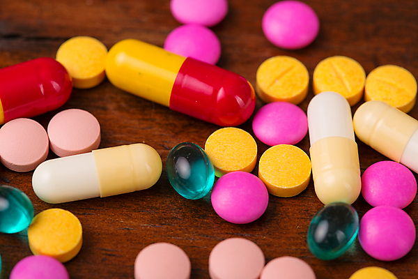 포토 JPG 해외이미지 의학 실내 근접촬영 사람없음 아웃포커스 알약 다양 나무배경 해외202105 해외포토 뷰포인트 다수 백그라운드 촬영기법 내부 약 파일형식