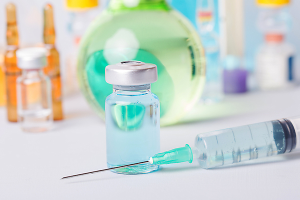 포토 JPG 해외이미지 의학 실내 주사기 근접촬영 사람없음 아웃포커스 약 다양 흰배경 주사약 둥근플라스크 앰플 바이알 해외202105 해외포토 뷰포인트 다수 백그라운드 의료기기 촬영기법 내부 흰색 의료용품 플라스크 파일형식