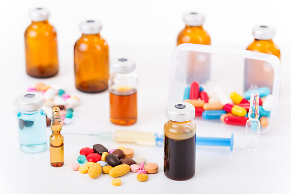 포토 JPG 해외이미지 의학 실내 주사기 사람없음 아웃포커스 알약 약 다양 흰배경 주사약 앰플 바이알 해외202105 해외포토 다수 백그라운드 의료기기 촬영기법 내부 흰색 의료용품 파일형식