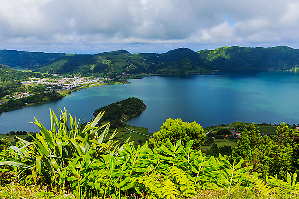 포토 JPG 해외이미지 나무 식물 구름 무료이미지 공원 유럽 호수 섬 자연 하늘 산 풍경 사람없음 야외 계곡 전원 도시 숲 포르투갈 언덕 해외202105 해외포토 자연요소 공공시설 나라 전기에너지 생태계 파일형식