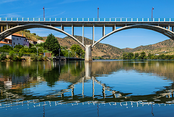 포토 JPG 해외이미지 나무 건축양식 부분 산 사람없음 강 반사 보트 고속도로 스페인 포르투갈 도루강 완벽 국경 해외202105 해외포토 식물 건축 유럽 도로 컨셉 배_교통 파일형식