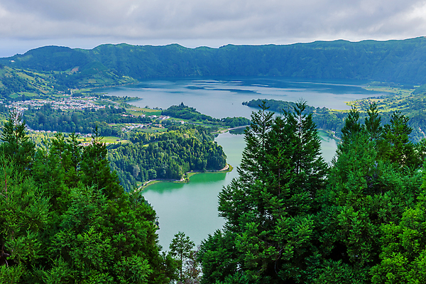 포토 JPG 해외이미지 나무 식물 구름 공원 유럽 호수 섬 자연 하늘 산 풍경 사람없음 야외 계곡 전원 도시 숲 포르투갈 언덕 해외202105 해외포토 자연요소 공공시설 나라 전기에너지 생태계 파일형식