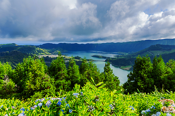 포토 JPG 해외이미지 나무 식물 구름 공원 유럽 호수 섬 자연 하늘 산 풍경 사람없음 야외 계곡 전원 도시 숲 포르투갈 언덕 해외202105 해외포토 자연요소 공공시설 나라 전기에너지 생태계 파일형식