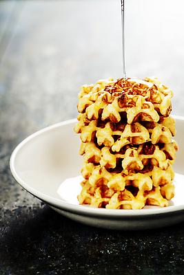 포토 JPG 해외이미지 접시 디저트 실내 사람없음 쌓기 붓기 달콤 꿀 와플 해외202004 해외포토 식기 음식 모션 내부 맛 파일형식