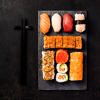 포토 JPG 해외이미지 스튜디오촬영 젓가락 실내 사람없음 하이앵글 초밥 모듬초밥 석판 일본음식 플랫레이 해외202004 해외포토 음식 뷰포인트 수저 내부 플랫 모듬 파일형식