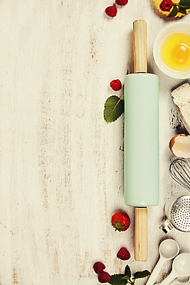 포토 JPG 해외이미지 그릇 딸기 사람없음 하이앵글 계란 민트 계란껍데기 흰배경 산딸기 거품기 밀대 계량스푼 과일타르트 카피스페이스 해외202004 해외포토 식기 뷰포인트 백그라운드 과일 주방용품 알 공백 흰색 허브 타르트 파일형식