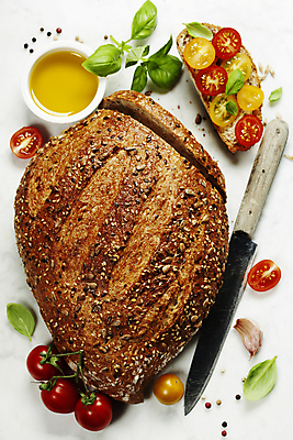 포토 JPG 해외이미지 빵 방울토마토 실내 마늘 사람없음 칼 이탈리아음식 애피타이저 올리브오일 흰배경 바질 브루스케타 해외202004 해외포토 음식 백그라운드 토마토 채소 서양음식 내부 흰색 기름_음식 파일형식